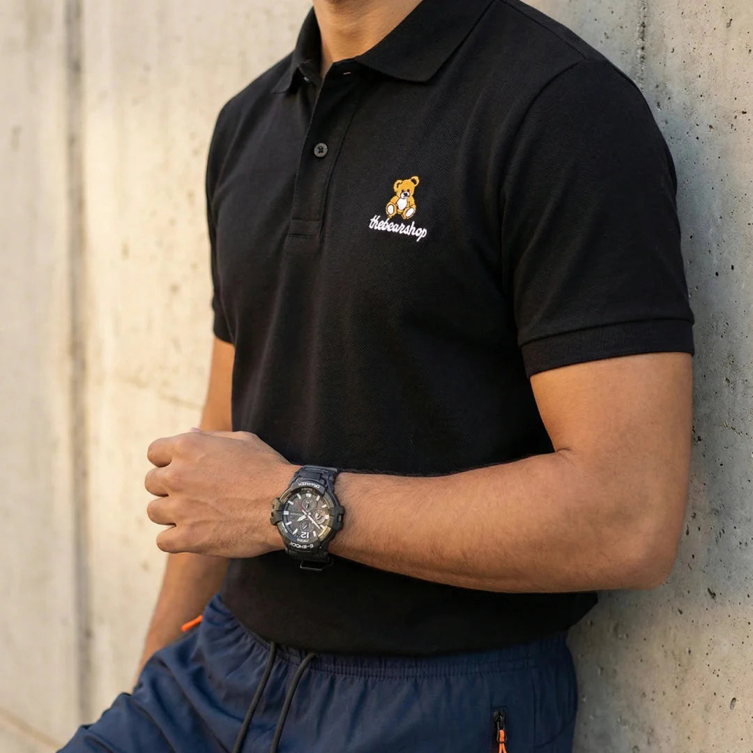 [Pague Só 3, Leve 5!] Polo Ursus Masculina em Malha Piquet (Algodão e Poliéster) com Acabamento Reforçado e Logo Bordado + 3 Bermudas e Relógio